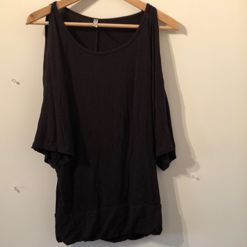 SzM cold shoulder knit top